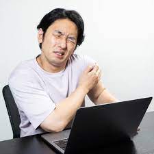 デスクワークで肩こりが辛い男性におすすめの施術法